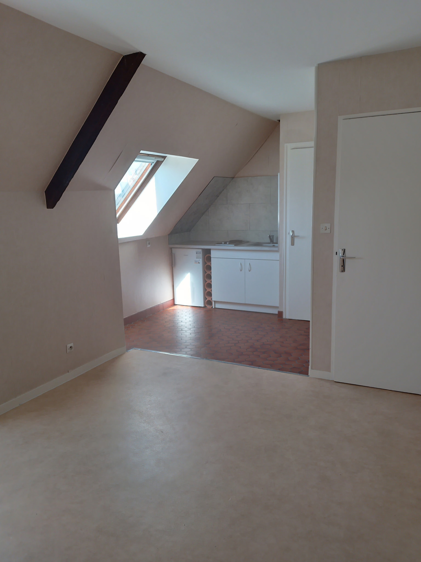 Studio de 23 m2 non meublé avec une place de stationnement privative