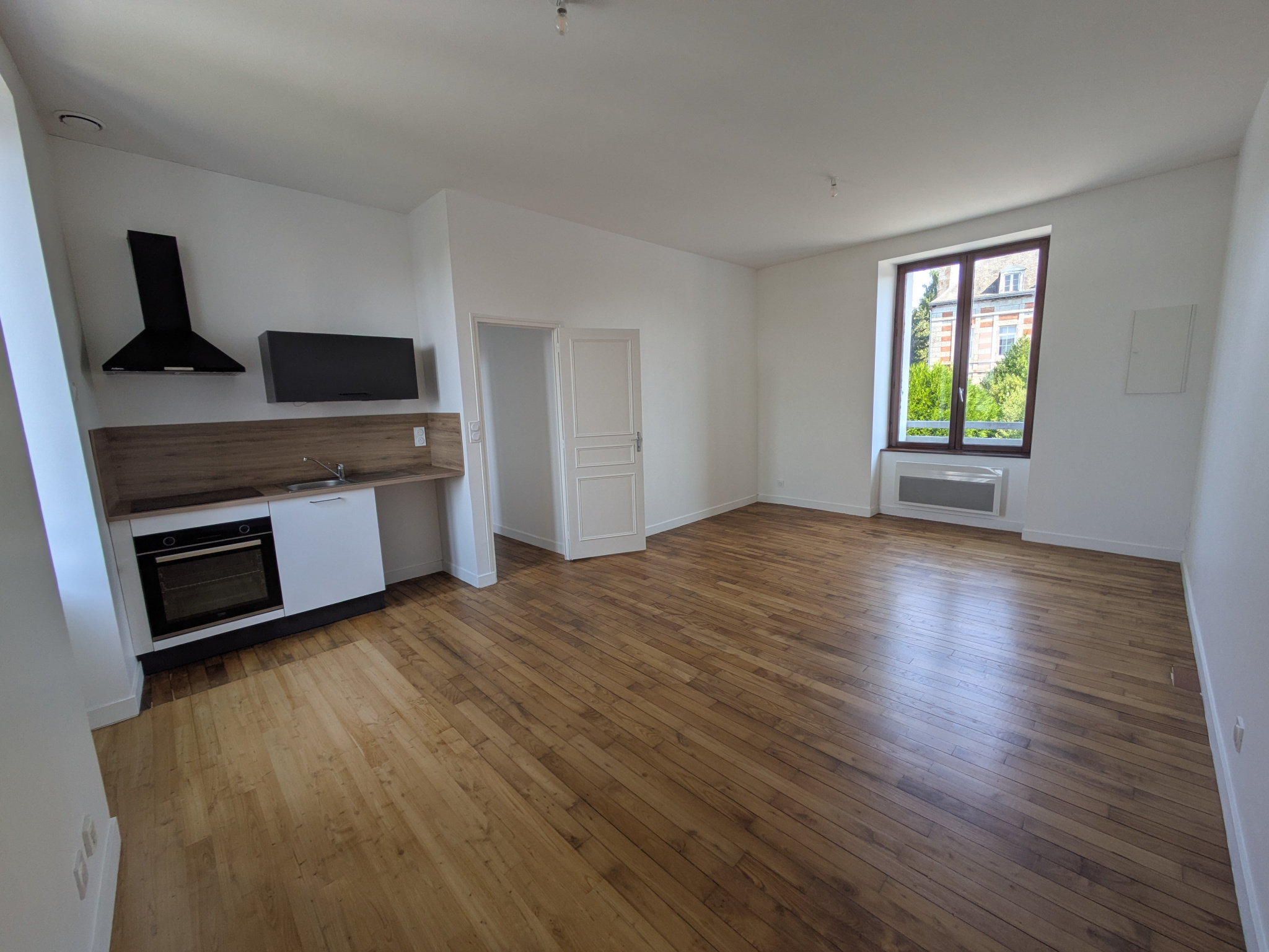 appartement au 1er étage d'une maison avec garage