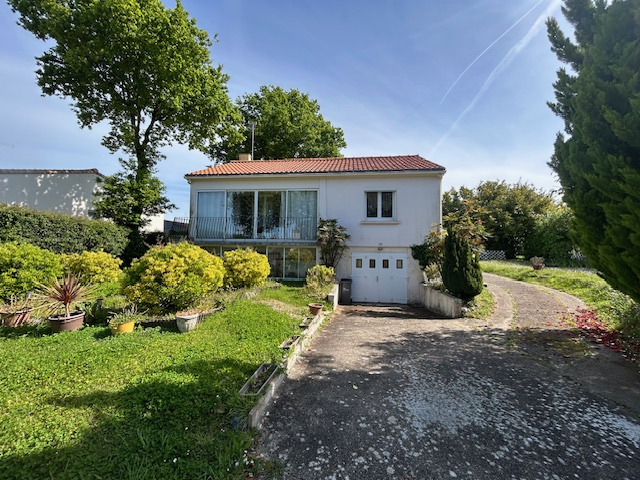 Maison sur sous-sol avec terrain constructible 1796m2